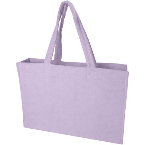 Doux, élégant et polyvalent sans effort, le sac shopping Siam en tissu éponge est le compagnon idéal de l’été. Fabriqué en tissu éponge certifié GRS (88 % de polyester recyclé, 12 % de polyamide), il offre une sensation de confort et de légèreté, idéale pour les sorties par temps chaud. Doté d’une poignée de 27 cm pour faciliter le transport et d’une capacité spacieuse de 13 litres, ce sac shopping est à la fois pratique et chic. Pour la plage, la ville ou les courses, le sac shopping Siam en tissu éponge ajoute une touche décontractée et raffinée à tous les looks.