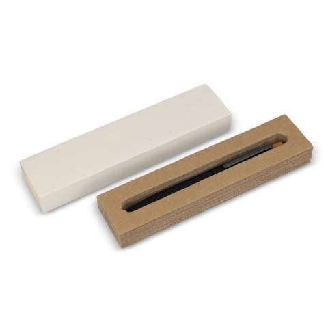 Stiftebox für einen Stift, hergestellt aus recycelten Milchkartons. 
