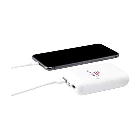 Kleine, leichte und sehr leistungsstarke kabellose Lade-Powerbank (5 W) aus recyceltem ABS mit eingebautem Lithium-Polymer-Akku (10.000 mAh). Dieses Kraftpaket passt mühelos in Ihre Hosentasche, sodass Sie es bequem überallhin mitnehmen können. Trotz der geringen Größe haben Sie ausreichend Strom dabei, um Ihr Telefon mehrfach über die 2 USB-Anschlüsse oder die integrierte 5-Watt-Wireless-Charging-Funktion aufzuladen (unterstützt das kabellose Aufladen von Mobilgeräten, die QI Wireless Charging unterstützen). Eingang 5 V/2 A. 2x Ausgang: 5 V/2 A. Drahtlose Leistung: 5 W. Mit Anzeigeleuchten und Ein-/Aus-Taste. Inklusive Ladekabel USB-C zu USB-C und Gebrauchsanweisung. Pro Stück in einer Verpackung.