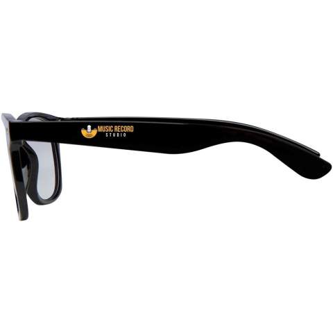 Die GazeGuard Anti-Blaulicht-Brille wurde entwickelt, um die Menge an blauem Licht, die das Auge erreicht, zu reduzieren und so die Arbeit am Computer/Tisch/Telefon zu erleichtern, ohne die Augen zu überanstrengen. Der Rahmen und die Bügel bestehen aus 100 % recyceltem Kunststoff und die Gläser aus Acrylglas. Eine Bedienungsanleitung wird mitgeliefert.