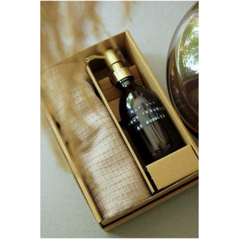 Coffret cadeau comprenant un savon pour les mains de 250 ml parfum bambou et une serviette beige en coton organique. Ce coffret est le cadeau idéal pour toutes les occasions.