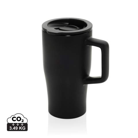 Mug 490ml populaire et désormais fabriqué en céramique pour une utilisation durable. Le mug a une grande capacité et une poignée pour une prise en main facile. Il passe au lave-vaisselle conformément à la norme EN12875-1 (au moins 125 cycles de lavage) pour toutes les méthodes de décoration. Emballé dans une boîte cadeau.