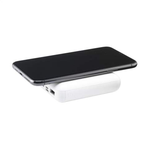 Kleine, leichte und sehr leistungsstarke kabellose Lade-Powerbank (5 W) aus recyceltem ABS mit eingebautem Lithium-Polymer-Akku (10.000 mAh). Dieses Kraftpaket passt mühelos in Ihre Hosentasche, sodass Sie es bequem überallhin mitnehmen können. Trotz der geringen Größe haben Sie ausreichend Strom dabei, um Ihr Telefon mehrfach über die 2 USB-Anschlüsse oder die integrierte 5-Watt-Wireless-Charging-Funktion aufzuladen (unterstützt das kabellose Aufladen von Mobilgeräten, die QI Wireless Charging unterstützen). Eingang 5 V/2 A. 2x Ausgang: 5 V/2 A. Drahtlose Leistung: 5 W. Mit Anzeigeleuchten und Ein-/Aus-Taste. Inklusive Ladekabel USB-C zu USB-C und Gebrauchsanweisung. Pro Stück in einer Verpackung.