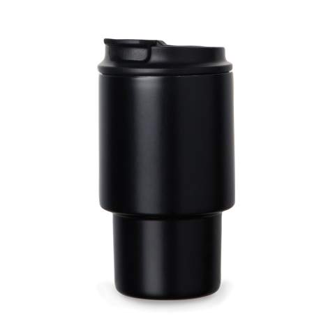 Cette tasse à emporter est le choix parfait pour ceux qui veulent à la fois du style et de la fonctionnalité lors de leurs déplacements. Sirotez votre boisson grâce au couvercle rabattable pratique ou retirez-le simplement pour l'utiliser comme une tasse ordinaire. L'ouverture large permet de le nettoyer facilement par la suite. Le mug garde votre boisson froide jusqu'à 12 heures ou chaude jusqu'à 4 heures. Ne passe pas au lave-vaisselle ou au micro-ondes, laver à la main uniquement. Certifié par RCS (Recycled Claim Standard), la certification RCS garantit que l'ensemble de la chaîne d'approvisionnement en matériaux recyclés est certifiée. Le contenu recyclé total est basé sur le poids total du produit. Ce produit contient 30 % d'acier inoxydable recyclé certifié RCS.<br /><br />HoursHot: 4<br />HoursCold: 12