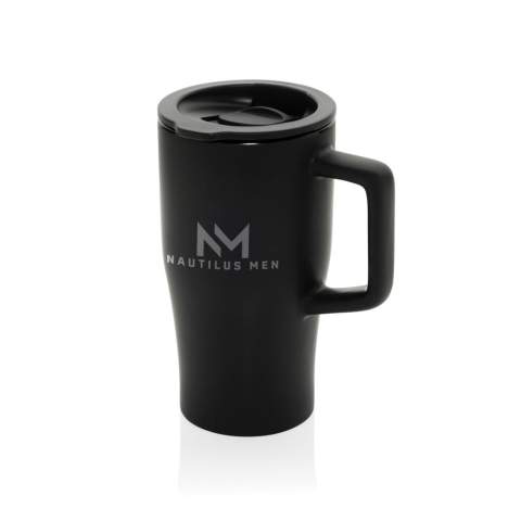 Mug 490ml populaire et désormais fabriqué en céramique pour une utilisation durable. Le mug a une grande capacité et une poignée pour une prise en main facile. Il passe au lave-vaisselle conformément à la norme EN12875-1 (au moins 125 cycles de lavage) pour toutes les méthodes de décoration. Emballé dans une boîte cadeau.