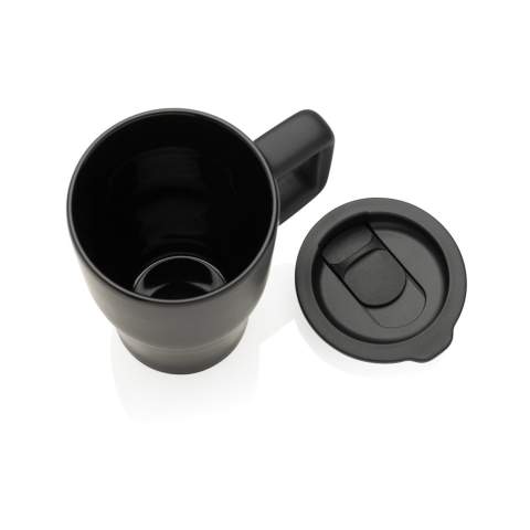 Mug 490ml populaire et désormais fabriqué en céramique pour une utilisation durable. Le mug a une grande capacité et une poignée pour une prise en main facile. Il passe au lave-vaisselle conformément à la norme EN12875-1 (au moins 125 cycles de lavage) pour toutes les méthodes de décoration. Emballé dans une boîte cadeau.