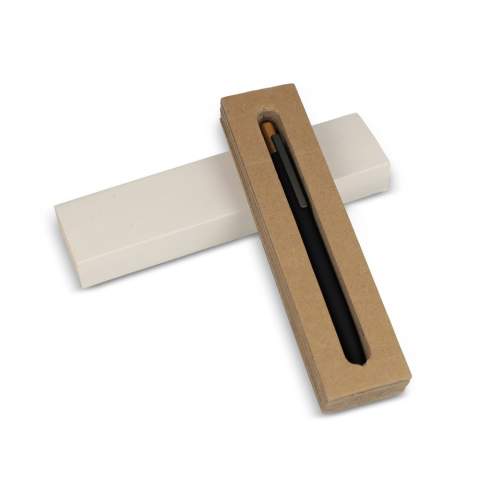 Stiftebox für einen Stift, hergestellt aus recycelten Milchkartons. 