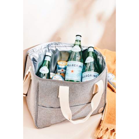 This spacious cooler basket with a lid means the end to the old boring plastic versions. The cooler bag is in a melange fabric accompanied with PU details which makes it as fancy as a normal bag. The PEVA lining keeps cool for a long period of time, and is also easy to clean. Both with shoulder strap and handles.