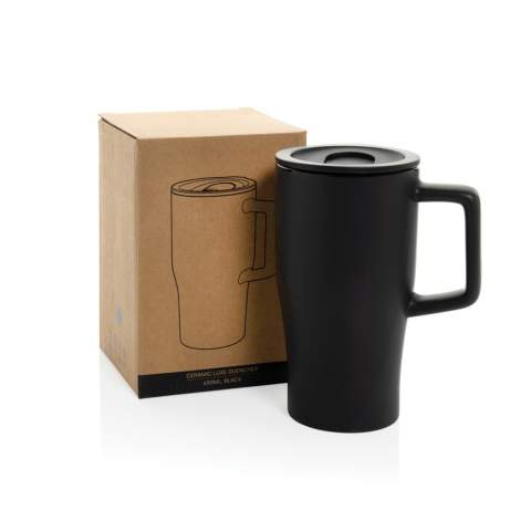Mug 490ml populaire et désormais fabriqué en céramique pour une utilisation durable. Le mug a une grande capacité et une poignée pour une prise en main facile. Il passe au lave-vaisselle conformément à la norme EN12875-1 (au moins 125 cycles de lavage) pour toutes les méthodes de décoration. Emballé dans une boîte cadeau.