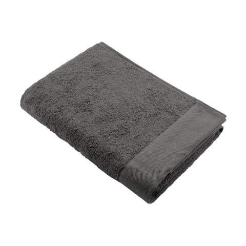 Serviette de bain élégante de la marque Walra. Fabriquée à partir de 70% coton recyclé et de 30% de coton (550 g/m²). Cette serviette de bain a une structure fine, un bord élégant et une boucle de suspension pratique. Merveilleusement douce et absorbante. Ce produit est certifié Oeko-tex et GRS. La production de ces textiles de salle de bain permet d'économiser beaucoup d'eau et de réduire les émissions de CO2 tout comme l'énergie grâce à la réutilisation des matériaux. Ceci est confirmé par le label de qualité indépendant REMO.