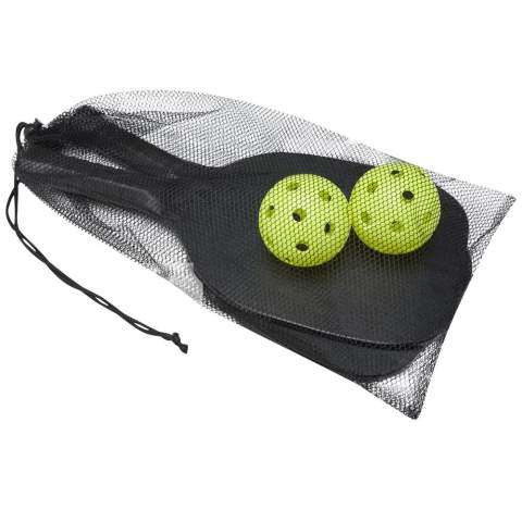 Deze peddelset van populierenhout zorgt voor veel plezier en beweging voor twee op het strand, in het park of in de tuin. De peddels hebben een afmeting van 40 x 20 x 0,7 cm en zijn in een zwarte kleur geschilderd, waardoor ze een groot oppervlak hebben om een logo op af te drukken. De handvatten zijn omwikkeld met PU-tape voor maximale grip tijdens een intens wedstrijdje. De set is compleet met 2 ballen van PP-materiaal en is verpakt in een opbergzak van mesh-polyester met een afmeting van 45 x 26 cm.  Waarschuwing! Niet geschikt voor kinderen jonger dan drie jaar. Kleine onderdelen. Gevaar voor verstikking. 