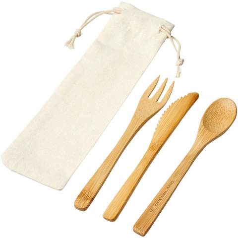 Ensemble de couverts en bambou composé d'une fourchette, d'un couteau et d'une cuillère. Livré dans une pochette en coton.