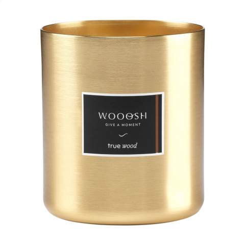 Exklusive Wooosh True Wood-Duftkerze in einem geschmackvollen Aluminiumhalter. Diese Kerze verströmt einen warmen, holzigen Duft in Ihrem Zuhause. Die Duftkerze wird aus umweltfreundlichem Sojawachs mit einem Zusatz von 5 % aromatischem Duftöl hergestellt. Der angenehme Duft weitet den Geist und trägt zur Entspannung bei. Diese luxuriöse Duftkerze mit einer Brenndauer von ca. 20 Stunden passt zu jeder Einrichtung.   Wenn Sie die Kerze zum ersten Mal anzünden, lassen Sie die oberste Wachsschicht vollständig schmelzen. Dies gewährleistet ein gleichmäßiges Abbrennen und das ultimative Dufterlebnis. Das perfekte Geschenk für jede Gelegenheit. Pro Stück in einer luxuriösen Wooosh-Geschenkbox.