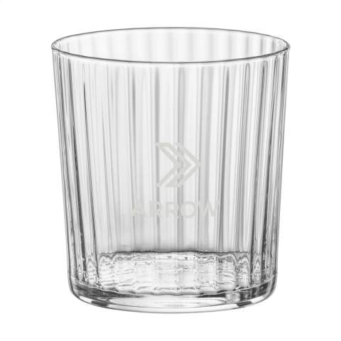 Wasserglas aus klarem Glas. Mit geriffeltem Glas an der Innenseite und einer glatten Außenseite. Dies verleiht dem Glas ein elegantes, besonderes Aussehen. Ein exklusives Glas zum Servieren von Wasser oder Softdrinks. Ideal für den Einsatz in der Gastronomie und bei besonderen Anlässen. Spülmaschinenfest. Fassungsvermögen 355 ml. Hergestellt in Europa.