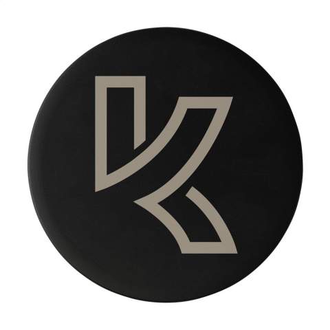 Die PopSockets® sind ein praktisches multifunktionales Telefonzubehör. Mit austauschbarem PopGrip aus Kunststoff und elegantem, austauschbarem PopTop aus Aluminium. Befestigen Sie diesen Artikel mit dem 3M-Klebestreifen auf der Rückseite Ihres Telefons und nutzen Sie die praktischen Funktionen: komfortabler Griff für extra Halt, funktioneller Ständer und Selfie-Halter. Zum Positionieren in 2 verschiedenen Popup-Positionen und flexibel, so dass Sie das Smartphone in jede gewünschte Position bringen können. Der PopSocket® ist leicht zu entfernen und kann bis zu 10 Mal wiederverwendet werden. Geeignet für alle gängigen Modelle von Smartphones, iPhones und anderen Geräten. Lesen Sie zur optimalen Verwendung und Aufbewahrung des PopSocket® die mitgelieferte Anleitung.       Zusätzliche Informationen zur Lieferzeit inkl. Aufdruck: 120 - 2500 Stück 1 Woche, 2500 - 5000 Stück: 2 Wochen. Ab 5.000 Stück Preis und Lieferzeit auf Anfrage.  PopSockets® werden nur mit Lasergravur geliefert.