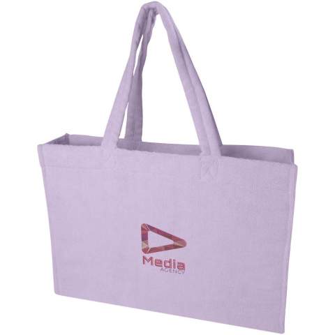 Doux, élégant et polyvalent sans effort, le sac shopping Siam en tissu éponge est le compagnon idéal de l’été. Fabriqué en tissu éponge certifié GRS (88 % de polyester recyclé, 12 % de polyamide), il offre une sensation de confort et de légèreté, idéale pour les sorties par temps chaud. Doté d’une poignée de 27 cm pour faciliter le transport et d’une capacité spacieuse de 13 litres, ce sac shopping est à la fois pratique et chic. Pour la plage, la ville ou les courses, le sac shopping Siam en tissu éponge ajoute une touche décontractée et raffinée à tous les looks.