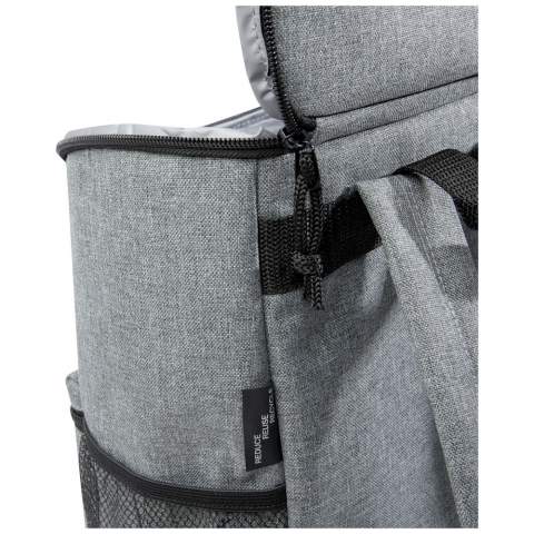 Le sac à dos isotherme Excursion est doté d'un grand compartiment principal zippé doublé en PEVA, ce qui le rend idéal pour une randonnée ou un pique-nique. La glacière est fabriquée à partir de plastique PET recyclé, ce qui en fait un choix durable. Avec une poche latérale en maille pour une bouteille d'eau et une poche avant zippée pour les petits objets. Les bandoulières rembourrées peuvent être ajustées pour un transport parfait et confortable.