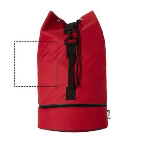 Waterbestendige duffel bag van gerecycled PET plastic met een ruim hoofdvak van 20 liter met trekkoordsluiting, zijgreep en verstelbare schouderband. Ook voorzien van een apart ondervak met ritssluiting voor kleinere spullen.
