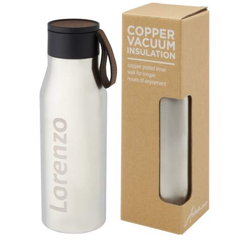 Kupfer vakuumisolierte Edelstahlflasche mit klassischem und elegantem Design. Verfügt über ein PU Kunststoff-Lederimitatband und ein Detail auf dem Deckel. Ideal geeignet für eine Lasergravur, bei der das Logo in Silber hervorgehoben wird, was einen schönen visuellen Effekt erzeugt. Dank der doppelwandigen Kupfer-Vakuum Isolierung aus 18/8 Edelstahl bleiben die Getränke mehrere Stunden lang heiß oder kalt. Geprüft und zugelassen nach deutschem Lebensmittelsicherheitsgesetz (LFGB) und auf Phthalatgehalt gemäß REACH Verordnung getestet. Das Fassungsvermögen beträgt 500 ml. Verpackt in einer Geschenkbox aus Recyclingkarton.