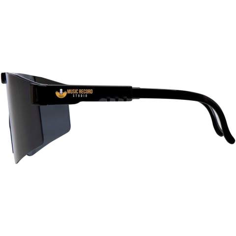 Les élégantes lunettes Ward sont adaptées à la pratique du sport. La monture et les branches sont en plastique 100 % recyclé et les verres sont en plastique. Livrées avec un manuel d’utilisation.