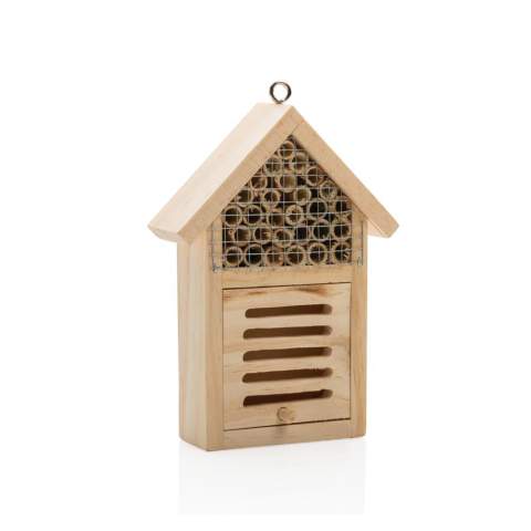 Insekten sind in der Natur unverzichtbar! Indem Sie dieses Insektenhotel platzieren, helfen Sie ihnen, ihre nützliche Arbeit von dort aus zu erledigen. Dieses kleine Insektenhotel wird einsame Bienen und Florfliegen beherbergen. Das Insektenhotel muss an einem sonnigen, wind- und regengeschützten Ort mindestens 50 cm vom Boden entfernt platziert werden. Die Vorderseite mit der Öffnung sollte auf der Sonnenseite zugewandt werden. Auf der Rückseite befindet sich ein Loch zum einfachen Aufhängen. Hergestellt aus Kiefernholz.