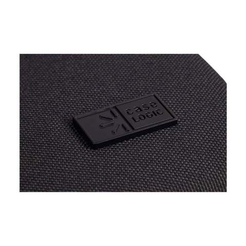 Robuste 14-Zoll-Laptophülle der Marke Case Logic. Hergestellt aus 71% recycelten Materialien: Außenmaterial aus 100% recyceltem 600D-Polyester mit PFAS-freier wasserabweisender Beschichtung und Futter aus recyceltem 150D-Polyester. Die praktische Dreiviertelöffnung lässt sich mit einem YKK-Reißverschluss verschließen. Das Reißverschlussband besteht zu 86% aus recyceltem Material. Das Hauptfach verfügt über eine schützende Schaumstoffschicht (10 mm dick) zum sicheren Transport eines Laptops. Die Reißverschlusstasche auf der Vorderseite ist ideal für die Aufbewahrung von Kabeln und kleinem Zubehör. Die recycelten Materialien garantieren eine lange Lebensdauer.