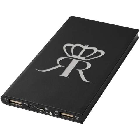 Die Plate 8000 mAh Aluminium-Powerbank verfügt über einen 8000 mAh Grade-A-Lithium-Polymer-Akku und hat ein schlankes Design. Die LED-Anzeige leuchtet während des Ladevorgangs auf und zeigt die verbleibende Batteriekapazität in der Powerbank an. Sie verfügt über einen Ein- und Ausgang von 5V/2A und ist aus widerstandsfähigem Aluminium gefertigt. Enthält ein USB zu Type-C-Ladekabel. Lieferung in einer weißen Avenue-Geschenkbox.