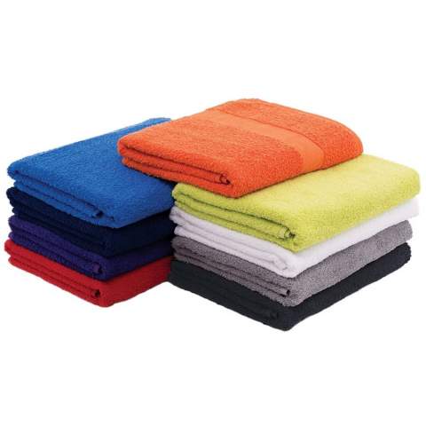 Associez style et avantages. Ces serviettes colorées sont légères mais bénéficient d’une qualité ring-spun telle qu’elles restent douces, lavage après lavage. Avec une bande de 6 cm, aucune bande à l’arrière. Broderies et impressions sur demande.