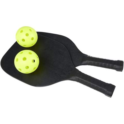 Deze peddelset van populierenhout zorgt voor veel plezier en beweging voor twee op het strand, in het park of in de tuin. De peddels hebben een afmeting van 40 x 20 x 0,7 cm en zijn in een zwarte kleur geschilderd, waardoor ze een groot oppervlak hebben om een logo op af te drukken. De handvatten zijn omwikkeld met PU-tape voor maximale grip tijdens een intens wedstrijdje. De set is compleet met 2 ballen van PP-materiaal en is verpakt in een opbergzak van mesh-polyester met een afmeting van 45 x 26 cm.  Waarschuwing! Niet geschikt voor kinderen jonger dan drie jaar. Kleine onderdelen. Gevaar voor verstikking. 