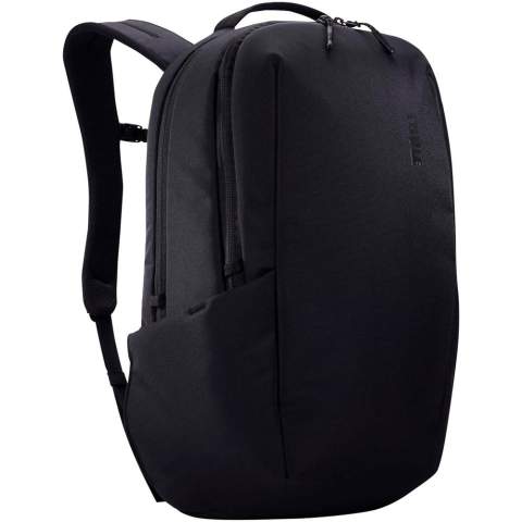 Le sac à dos Thule Subterra est idéal pour les voyageurs modernes et combine astucieusement un look sobre, des caractéristiques réglables et des rangements bien pensés. Le compartiment rembourré pour ordinateur portable protège un ordinateur de 15,6" et la pochette pour tablette peut contenir une tablette de 10,9". Le panneau d'organisation intérieur permet de ranger et de protéger les stylos, cordons, clés et autres objets essentiels. Les poches situées sur le panneau arrière gardent en sécurité les objets importants tels que le passeport ou le portefeuille. À l'extérieur du sac, deux poches latérales permettent de ranger des bouteilles d'eau ou un parapluie. Le sac à dos est également doté d'une sangle de passage pour les bagages qui permet d'attacher le sac à un bagage à roulettes pour voyager sans effort.
