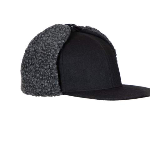 • pet met een rechte boord en aangenaaide oorflappen<br />• warme pilé voering aan de binnenkant<br />• de oorflappen kunnen aan elkaar bevestigd worden onder de kin of aan de bovenkant
