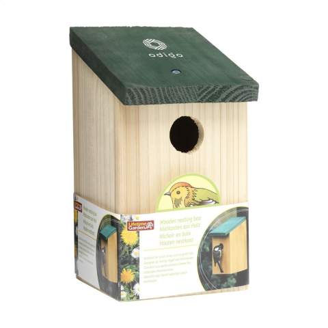 Vogelhuisje/nestkastje van dennenhout. Dit vogelhuisje is geschikt voor kleine vogeltjes rondom het huis, zoals mussen en mezen. Het schuine dak kan worden geopend. Met een ophangoog aan de achterzijde  Een diervriendelijke tuindecoratie voor in de tuin of op het balkon.