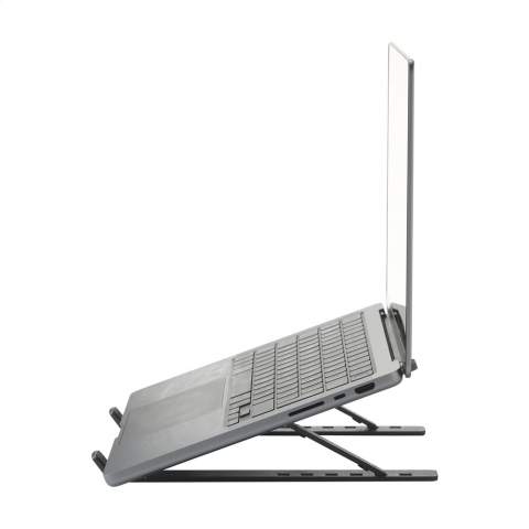 WoW! Verstellbarer Laptop-Ständer aus GRS-zertifiziertem, recyceltem Aluminium. Der Laptop-Ständer ist für Laptops und Tablets (bis zu 15,6 Zoll) geeignet. In 6 verschiedenen Höhen einstellbar. Dies unterstützt eine korrekte und bequeme Arbeitshaltung. Der Laptop-Ständer ist hochwertig, leicht, rutschfest und stabil. Das schlanke, offene Design sorgt für gute Belüftung. Zusammenklappbar zu einem kompakten Paket und daher leicht zu transportieren. Ein Must-Have für jeden Arbeitsplatz. Inklusive Tasche aus Frotteestoff. GRS-zertifiziert. Recyceltes Material insgesamt: 91%. Wird einzeln in einem Kraftkarton geliefert.