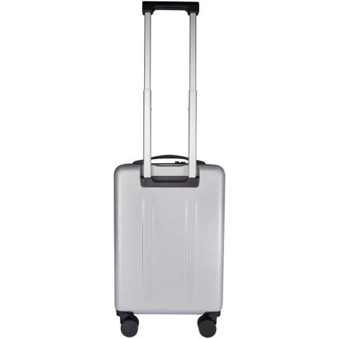 Le trolley cabine Rover Pro 20'' se distingue vraiment par son compartiment pour ordinateur portable 20'' ouvert à l'avant et son port de chargement USB intégré, ce qui en fait un compagnon de voyage idéal pour les voyages d'affaires comme de loisirs. Ce trolley est fabriqué en plastique recyclé certifié GRS résistant aux chocs et doté d'une doublure en RPET de qualité. Il comporte un compartiment pour ordinateur portable à ouverture frontale, des poches de rangement pour les accessoires électroniques et une serrure à combinaison TSA pour le compartiment principal et le compartiment à ouverture frontale. Le chariot est également doté de doubles roues pivotantes à 360 degrés pour faciliter sa manipulation dans les aéroports. Peut être emporté comme bagage à main avec la plupart des compagnies aériennes.