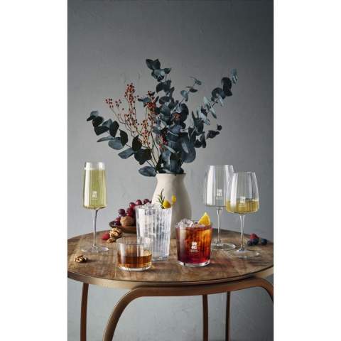 Wasserglas aus klarem Glas. Mit geriffeltem Glas an der Innenseite und einer glatten Außenseite. Dies verleiht dem Glas ein elegantes, besonderes Aussehen. Ein exklusives Glas zum Servieren von Wasser oder Softdrinks. Ideal für den Einsatz in der Gastronomie und bei besonderen Anlässen. Spülmaschinenfest. Fassungsvermögen 355 ml. Hergestellt in Europa.