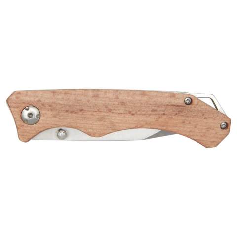 Couteau de poche solide, durable et compact fabriqué en acier inoxydable de qualité avec manche en bois de hêtre. Un accessoire indispensable pour tout scout, bricoleur et autres amateurs de survie ou de plein air. Le bois de hêtre utilisé provient de sources durables, écologiques et socialement responsables. Le couteau est livré avec un verrou de sécurité et un clip de ceinture, et a une taille ouverte de 19 x 2 x 2,5 cm. Ses dimensions une fois fermé sont les suivantes : 11 x 2 x 2,5 cm. Livré avec un manuel d'instructions et emballé dans un coffret cadeau en carton recyclé d'une taille de 14 x 4 x 3,5 cm. La gravure au laser est recommandée comme option d'impression durable.