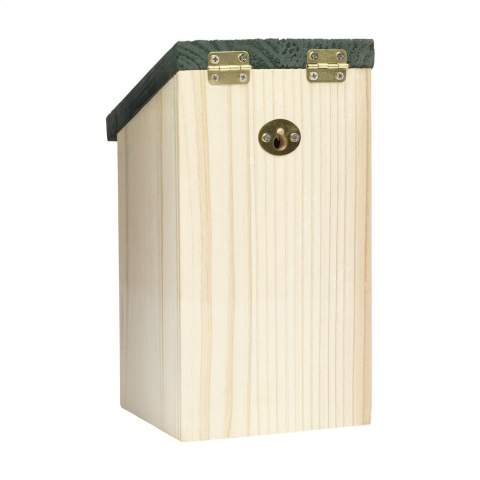 Vogelhuisje/nestkastje van dennenhout. Dit vogelhuisje is geschikt voor kleine vogeltjes rondom het huis, zoals mussen en mezen. Het schuine dak kan worden geopend. Met een ophangoog aan de achterzijde  Een diervriendelijke tuindecoratie voor in de tuin of op het balkon.