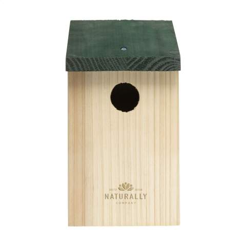 Vogelhuisje/nestkastje van dennenhout. Dit vogelhuisje is geschikt voor kleine vogeltjes rondom het huis, zoals mussen en mezen. Het schuine dak kan worden geopend. Met een ophangoog aan de achterzijde  Een diervriendelijke tuindecoratie voor in de tuin of op het balkon.