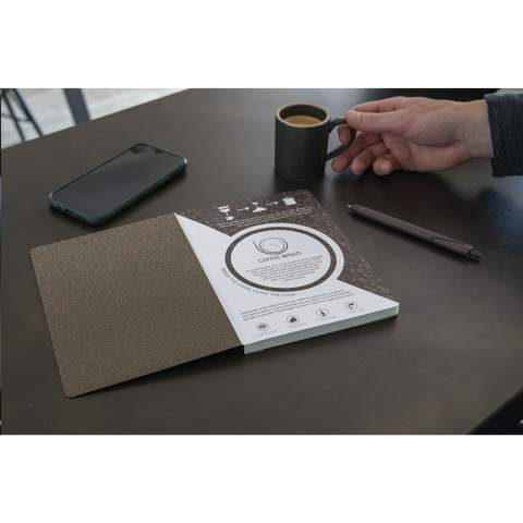 WoW! Een A5-notitieboekje met een omslag gemaakt van koffiedik. Het ruikt zelfs naar koffie. Na het zetten van koffie blijft er koffiedik over. Hiervan is dit product gemaakt. Koffiedik is een organisch materiaal en van nature biologisch afbreekbaar. Dit notitieboekje leent zich uitstekend voor het maken van notities tijdens belangrijke gesprekken en briljante ingevingen. De 80 velletjes/160 pagina's gelinieerd papier (80 g/m²) in dit notitieboek zijn 100% gerecycled. Dus geen ontbossing voor dit notitieboek.