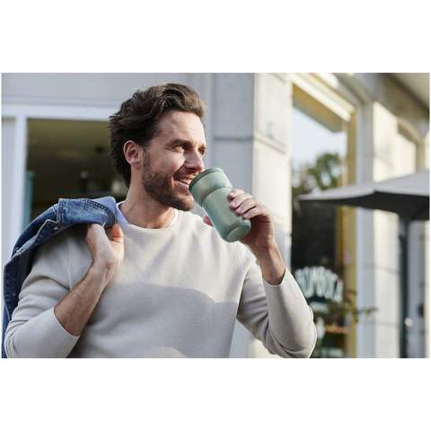 Le mug de voyage Ellipse de 275 ml garde votre boisson chaude jusqu’à 30 minutes et passe au lave-vaisselle pour un nettoyage facile. Le design compact est 100 % étanche, ce qui le rend sûr et pratique à glisser dans votre sac. Il tient également dans presque tous les porte-gobelets, ce qui le rend idéal pour les voyages et les trajets quotidiens. Sans bisphénol A.
