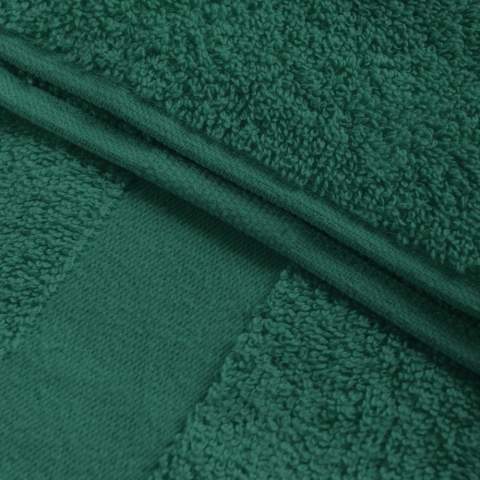 Your guests will be sweetly pampered with these colourful guest towels. Add some colour to your bathroom or toilet with these soft accessories. After washing your face or hands, indulge yourself with these luxurious fibers. Has 2 borders (4 cm each).