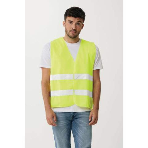 Gilet haute visibilité de signalisation conçu pour les personnes dont la taille est comprise entre 164 et 198 cm. Ce gilet offre un large espace de marquage sur le devant et le dos, ce qui le rend idéal pour un usage professionnel où la visibilité est primordiale. Il est doté d'un fond fluorescent et de bandes réfléchissantes, ce qui le rend conforme à la norme EN ISO 20471:2013+A1:2016. De plus, les vêtements sont marqués du symbole CE pour affirmer leur conformité au règlement européen 2016/425/UE, le classant dans la catégorie II des équipements de protection individuelle. Fabriqué avec du PET recyclé certifié GRS. Contenu recyclé total : 67 % sur la base du poids total de l'article. La certification GRS garantit une chaîne d'approvisionnement entièrement certifiée pour les matériaux recyclés.