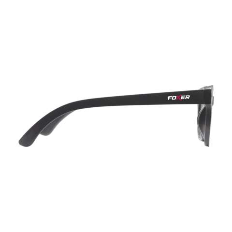 WoW! A pair of sunglasses with a frame made from coffee grounds and pine bark fibres. These organic materials are naturally biodegradable. These two materials are combined into one new material that is suitable for creating new products, such as these sunglasses. With UV 400 protection (according to European standards). Each item is supplied in an individual brown cardboard box.