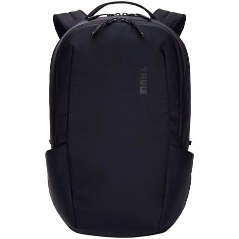Le sac à dos Thule Subterra est idéal pour les voyageurs modernes et combine astucieusement un look sobre, des caractéristiques réglables et des rangements bien pensés. Le compartiment rembourré pour ordinateur portable protège un ordinateur de 15,6" et la pochette pour tablette peut contenir une tablette de 10,9". Le panneau d'organisation intérieur permet de ranger et de protéger les stylos, cordons, clés et autres objets essentiels. Les poches situées sur le panneau arrière gardent en sécurité les objets importants tels que le passeport ou le portefeuille. À l'extérieur du sac, deux poches latérales permettent de ranger des bouteilles d'eau ou un parapluie. Le sac à dos est également doté d'une sangle de passage pour les bagages qui permet d'attacher le sac à un bagage à roulettes pour voyager sans effort.