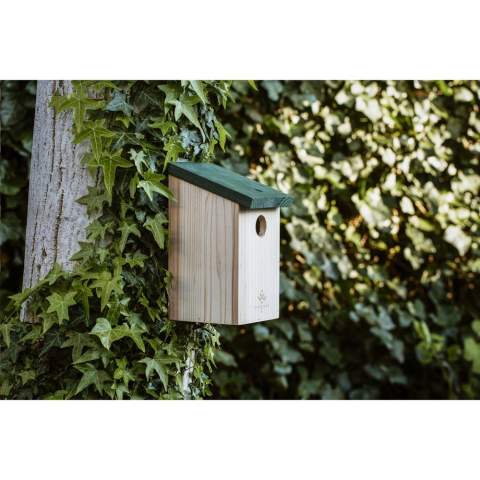 Vogelhuisje/nestkastje van dennenhout. Dit vogelhuisje is geschikt voor kleine vogeltjes rondom het huis, zoals mussen en mezen. Het schuine dak kan worden geopend. Met een ophangoog aan de achterzijde  Een diervriendelijke tuindecoratie voor in de tuin of op het balkon.