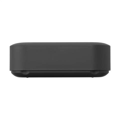Lunchbox van het merk Amuse. Gemaakt van 100% post-productie gerecycled PP plastic. De sluitelastiek is gemaakt van 33% geupcycled denim en van 66% Tencel, een stof gemaakt van natuurlijke houtcellulose, en daardoor recyclebaar. De lunchbox is in hoogte verstelbaar. Food Safe. Vaatwasserbestendig. Voor behoud van de opdruk wordt met de hand afwassen aanbevolen. Made in Europe.      Tijdens het productieproces voor het maken van verschillende voedselveilige keukenproducten, blijven er vaak restjes over. In plaats van ze weg te gooien, wordt dit plastic afval verzameld en tot korrels verwerkt. Van deze korrels worden nieuwe producten gemaakt. Optioneel: Per stuk in kraft doos.