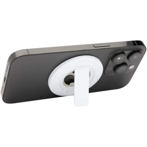 Die Ain ist ein cleveres 2-in-1-Accessoire aus recyceltem Kunststoff. Sie haftet mit starkem Magnet an iPhones ab Modell 12 und dient gleichzeitig als praktische Telefonladestation. Zusätzlich verfügt sie über einen integrierten Flaschenöffner – ideal für den Alltag und unterwegs.