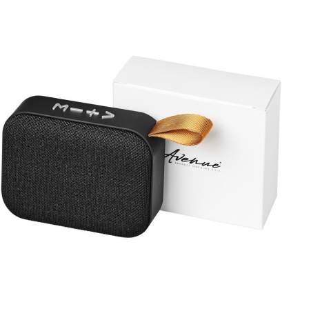 L’enceinte Bluetooth® en tissu Fashion offre un son exceptionnel et un style tendance. La grille de l’enceinte est enveloppée d’un tissu tissé et le boîtier a une finition douce au toucher. Le pilote 3 watts de l’enceinte a de l’énergie à revendre, tandis que le contrôle de la musique et le microphone intégrés vous permettent de gérer la musique et de tenir une conférence téléphonique à partir de n’importe quel endroit sans toucher votre téléphone. La batterie de 400 mAh permet de lire de la musique pendant plus de 2 heures. Portée de fonctionnement du Bluetooth® de 10 mètres. Bluetooth® version 5.0.