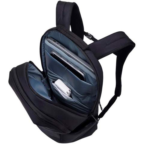 Le sac à dos Thule Subterra est idéal pour les voyageurs modernes et combine astucieusement un look sobre, des caractéristiques réglables et des rangements bien pensés. Le compartiment rembourré pour ordinateur portable protège un ordinateur de 15,6" et la pochette pour tablette peut contenir une tablette de 10,9". Le panneau d'organisation intérieur permet de ranger et de protéger les stylos, cordons, clés et autres objets essentiels. Les poches situées sur le panneau arrière gardent en sécurité les objets importants tels que le passeport ou le portefeuille. À l'extérieur du sac, deux poches latérales permettent de ranger des bouteilles d'eau ou un parapluie. Le sac à dos est également doté d'une sangle de passage pour les bagages qui permet d'attacher le sac à un bagage à roulettes pour voyager sans effort.