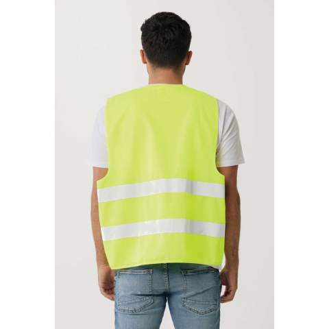 Gilet haute visibilité de signalisation conçu pour les personnes dont la taille est comprise entre 164 et 198 cm. Ce gilet offre un large espace de marquage sur le devant et le dos, ce qui le rend idéal pour un usage professionnel où la visibilité est primordiale. Il est doté d'un fond fluorescent et de bandes réfléchissantes, ce qui le rend conforme à la norme EN ISO 20471:2013+A1:2016. De plus, les vêtements sont marqués du symbole CE pour affirmer leur conformité au règlement européen 2016/425/UE, le classant dans la catégorie II des équipements de protection individuelle. Fabriqué avec du PET recyclé certifié GRS. Contenu recyclé total : 67 % sur la base du poids total de l'article. La certification GRS garantit une chaîne d'approvisionnement entièrement certifiée pour les matériaux recyclés.